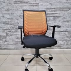 Кресло Barneo K-138 для персонала (черная ткань оранжевая сетка) в Ишиме - ishim.mebel24.online | фото