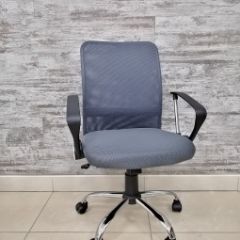 Кресло Barneo K-147 для персонала (серая ткань и сетка) в Ишиме - ishim.mebel24.online | фото 1